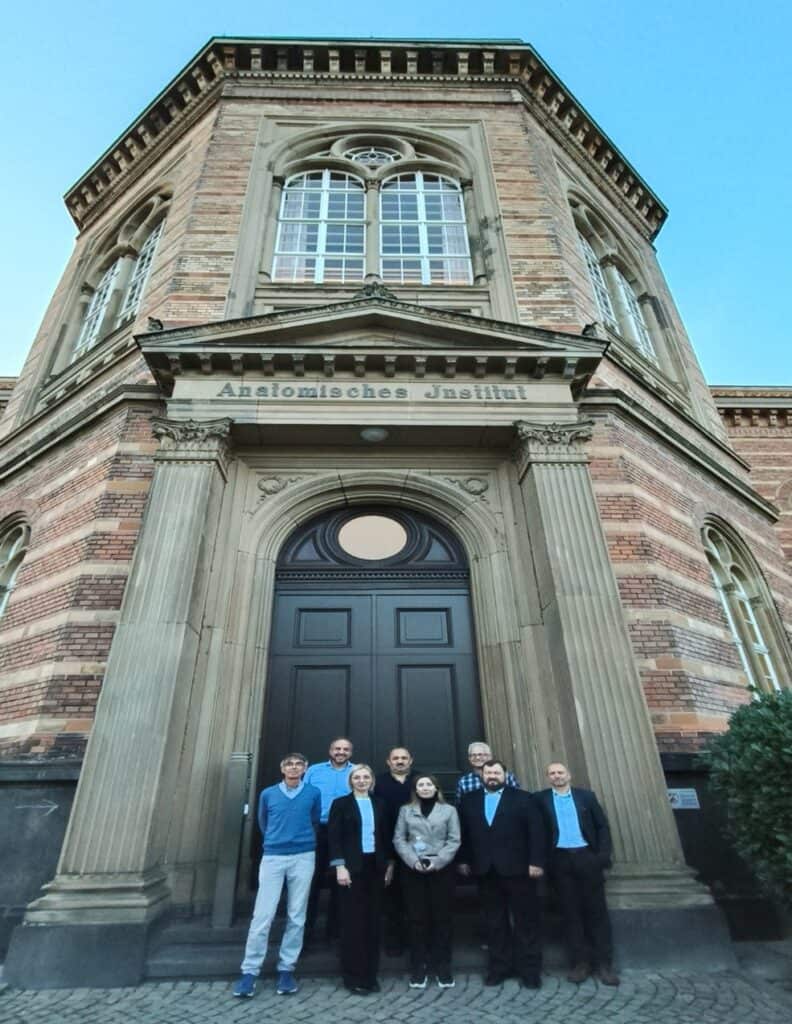 Die Bonner Gastgeber:innen und die Delegation aus Charkiw im Foyer des historischen Anatomischen Instituts der Universität Bonn